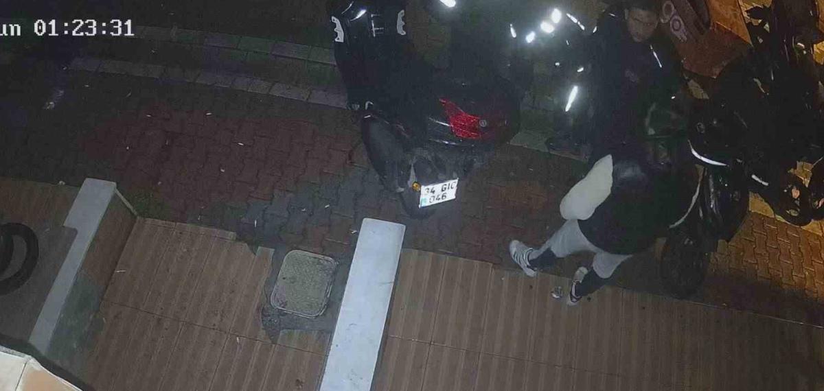 Hırsızlık Yaptı Sandılar, 14 Yaşındaki Çocuğu Tekme Tokat Dövdüler; O Anlar Kamerada