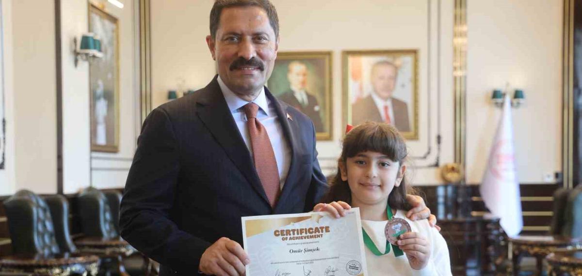 İngilizce Olimpiyatında Dünya Üçüncüsü Olan Şehit Kızı, Söyledikleriyle Valiye Duygusal Anlar Yaşattı