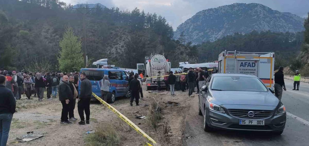 İş Dönüşü Yaşanan ve 7 Kişinin Hayatını Kaybettiği Feci Kaza Sonrası Yol Trafiğe Açıldı