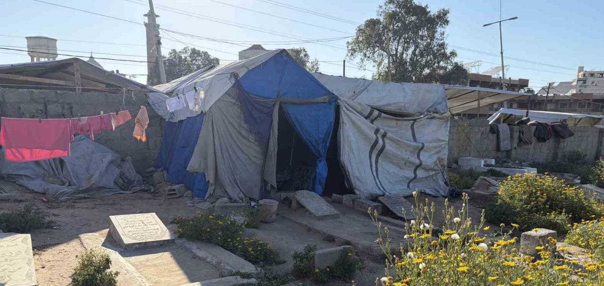İsrail Saldırılarında Evini Kaybeden Gazzeli Halid Ez-Zaanin, Ailesiyle Mezarlıkta Yaşıyor