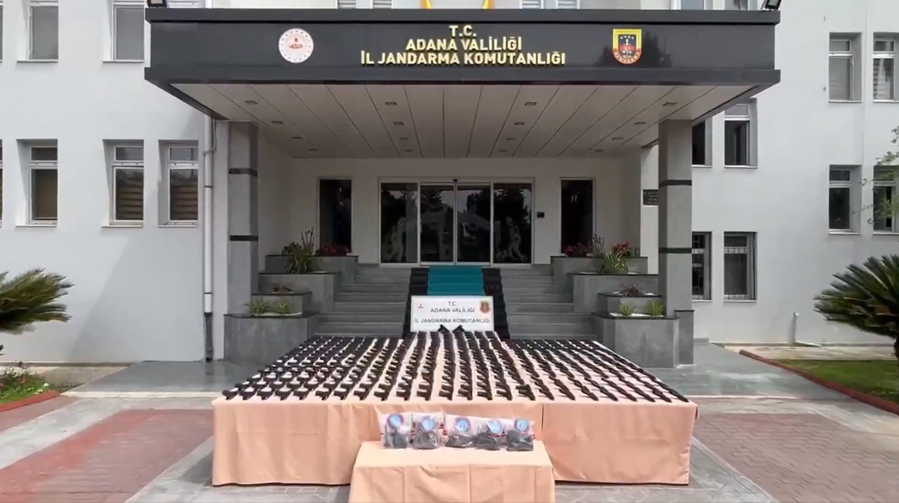 İstanbul ve Adana’da Silah Operasyonu: 1.107 Ruhsatsız Tabanca Ele Geçirildi, 5 Şüpheli Yakalandı