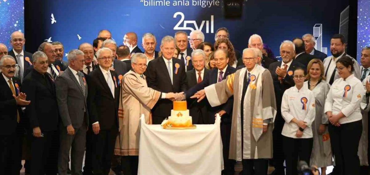 İzmir Ekonomi Üniversitesi’nde 25’inci Yıla Coşkulu Kutlama