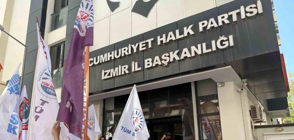 İzmir’de Belediye Memurları CHP’nin Kapısına Dayandı