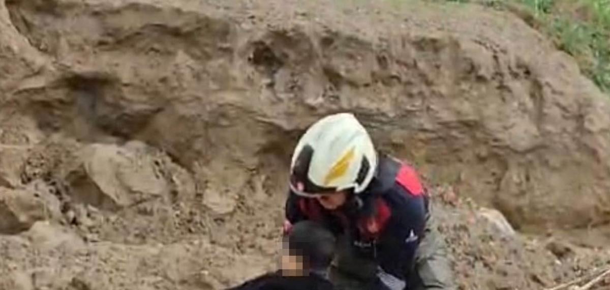İzmir’de Çamura Saplanan Çocukları İtfaiye Kurtardı