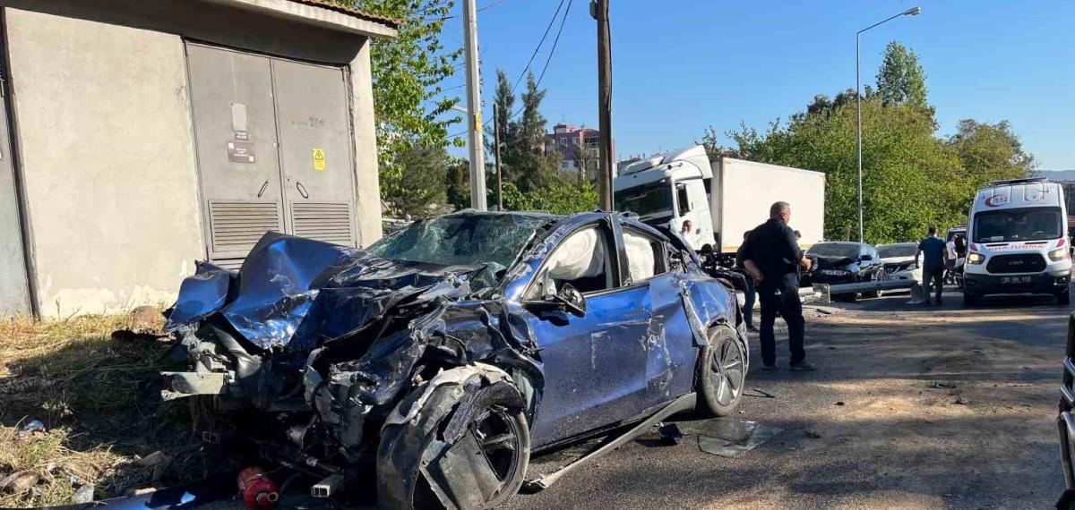 İzmir’de Freni Boşalan Tır 10 Araca Çarptı: 1’i Polis 3 Kişi Hayatını Kaybetti, 5 Kişi Yaralandı