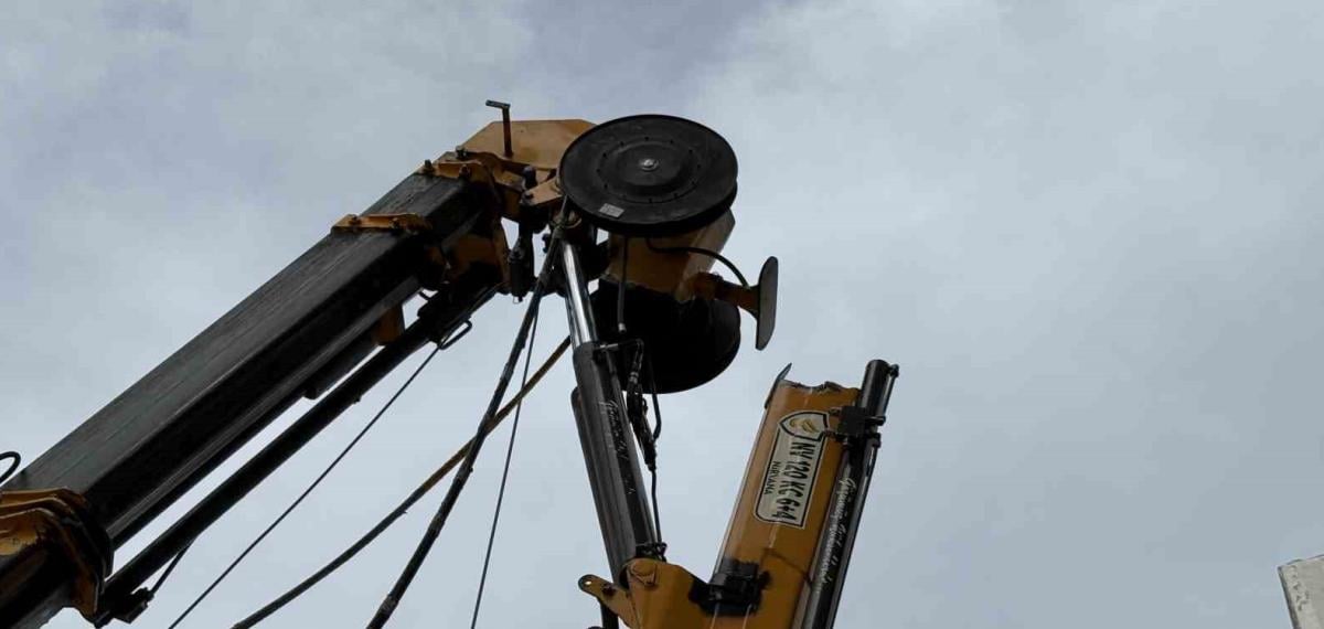 İzmir’de İnşaat Kulübesinin Üzerine Vinç Düştü: 3 İşçi Yaralandı