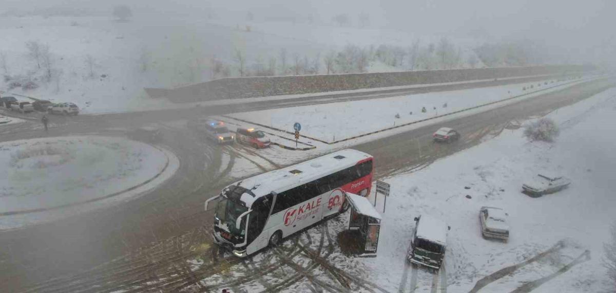 Kar Yağışı Kazayı Beraberinde Getirdi: 10 Aracın Karıştığı Kazada 6 Kişi Yaralandı