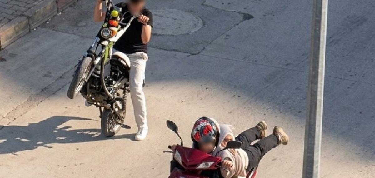 Karabük’te Tehlikeli Adrenalin: Gençlerin Bazıları Trafikte Tehlikeli Akrobasi Yaptı, Diğeri Şelale Sularında Mahsur Kaldı
