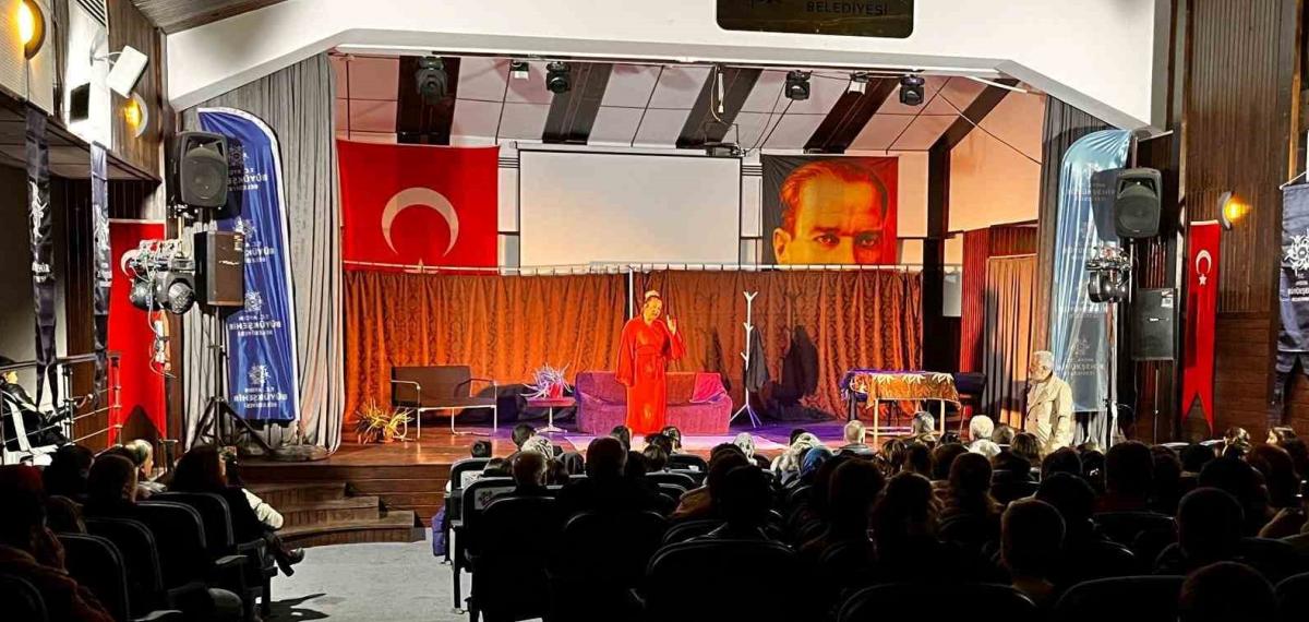 Karacasu’da ’İyi Delirdik’ Tiyatro Oyunu Vatandaşlarla Buluştu