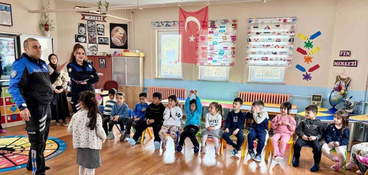 Kars’ta Polis Öğrencilerle Buluştu