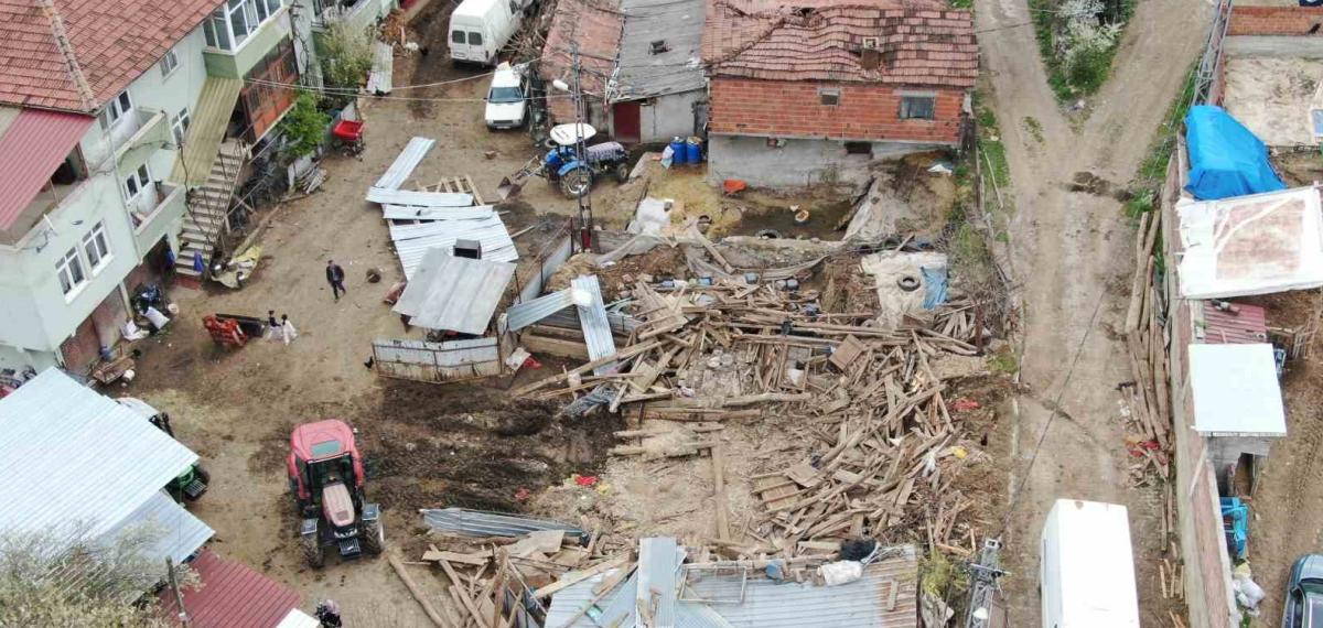 Kastamonu’da Çıkan Fırtına Sırasında Ahır Çöktü: 4 Büyükbaş Hayvan Telef Oldu