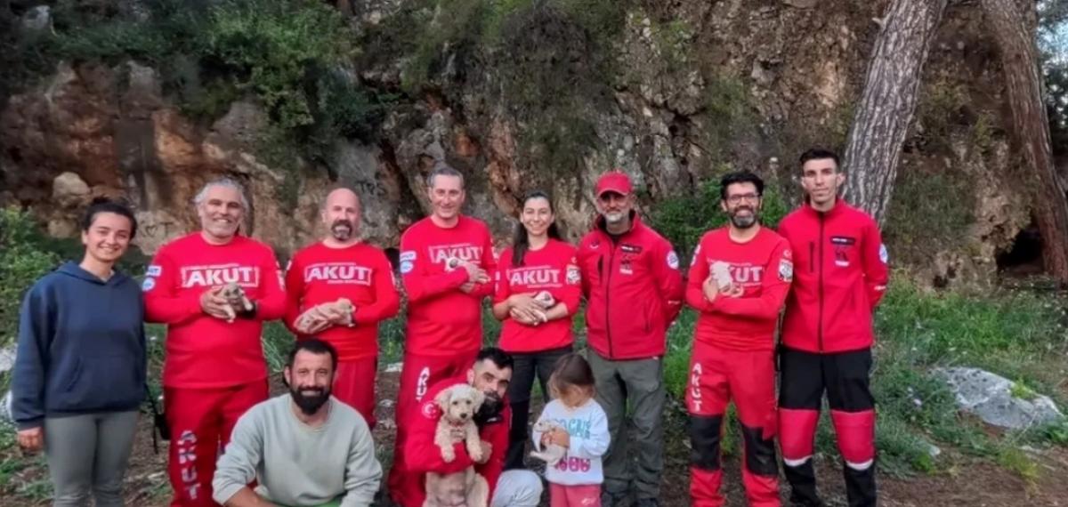 Kaya İçerisindeki Yarığa Düşen 6 Yavru Köpek İçin Film Gibi Kurtarma Operasyonu