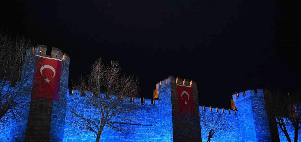 Kayseri Büyükşehir, Tarihi Surları Mavi Işıkla Aydınlatarak Otizm Farkındalığına Dikkat Çekti