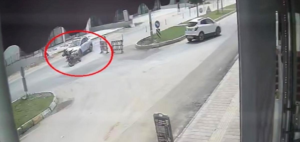 Kaza Yapan Motosikletli Karşı Yönden Gelen Minibüsün Altında Kaldı