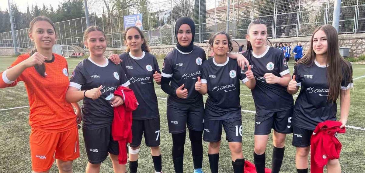 Körfez’in Kız Futbol Takımlarından Çifte Galibiyet