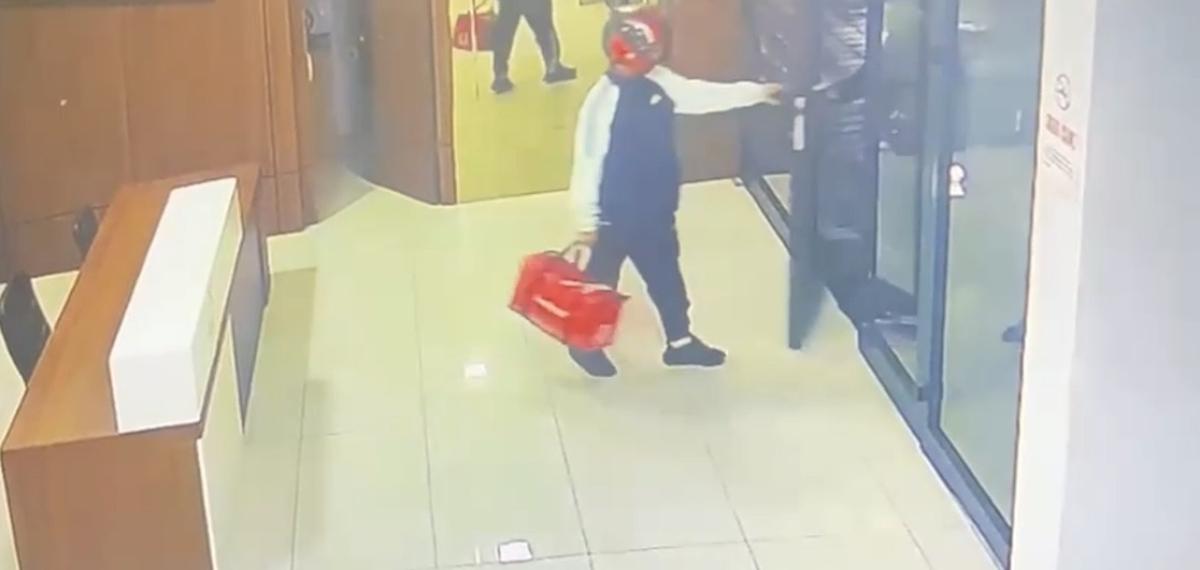 Kurye Kılığıyla Girdiler, Silahla Alıkoydular… Özel Harekat Kapıları Koçbaşıyla Kırdı