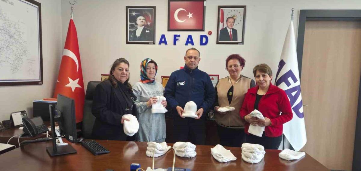 Kütahyalı Kadınlar Ördükleri Bereleri Afad’a Teslim Etti