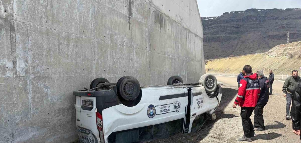 Malatya’da Trafik Kazası: Hafif Ticari Araç Devrildi, 1 Yaralı