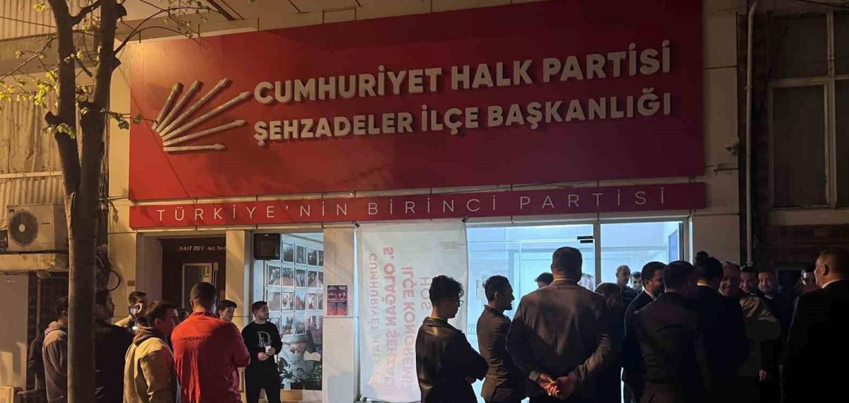 Manisa’da İş Vaadi Öfkesiyle CHP Binasının Camlarını Kırdı
