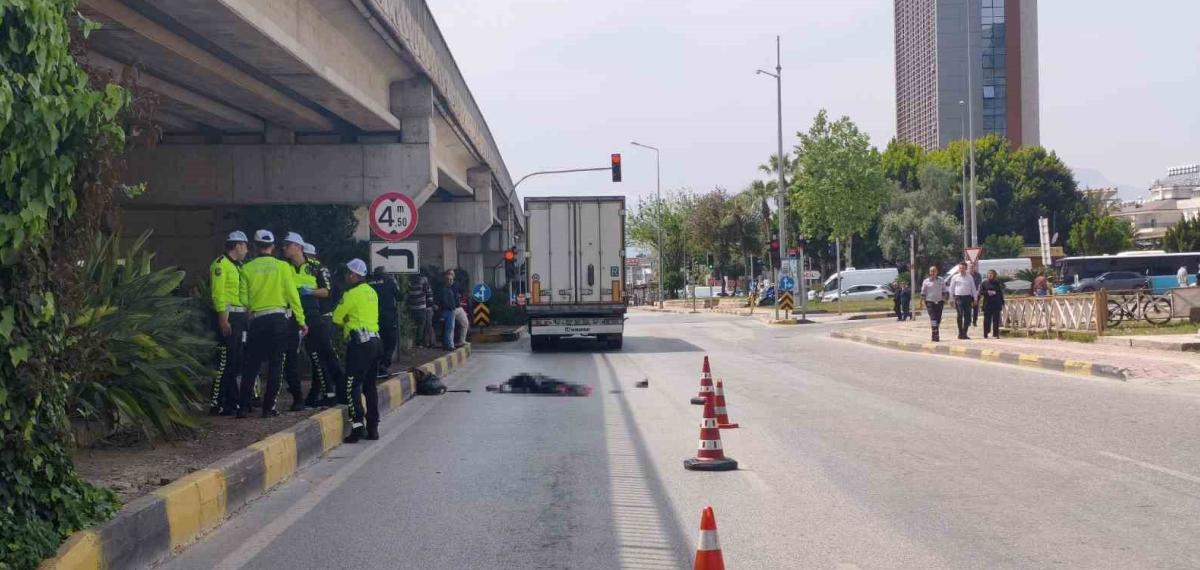 Mendil Sattığı Işıkta Tırın Altında Kalan Yaşlı Katdın Öldü, Kaza Anı Güvenlik Kamerasında