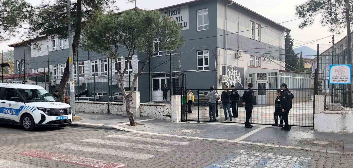 Menteşe’de Okul Önlerinde Güvenlik Duvarı