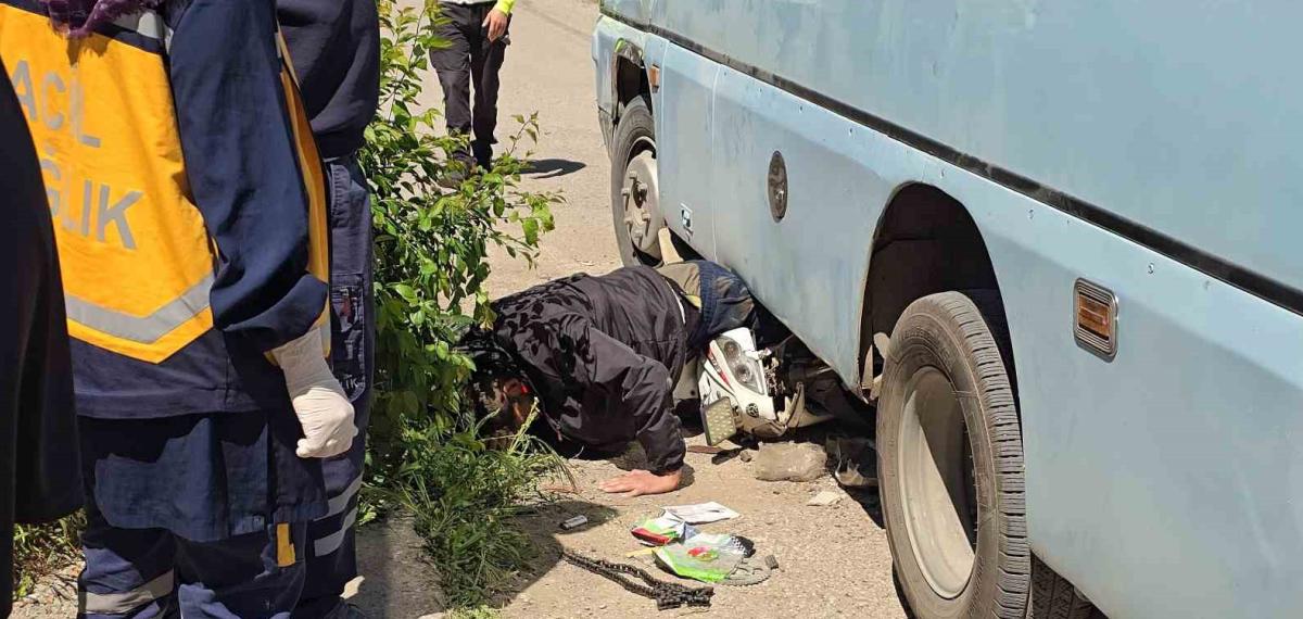 Minibüsün Altında Can Pazarı: Motosikletliyi Ekipler Zamanla Yarışarak Kurtardı