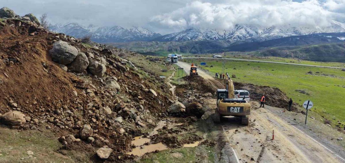 Muş’ta Kara Yolu Çöktü