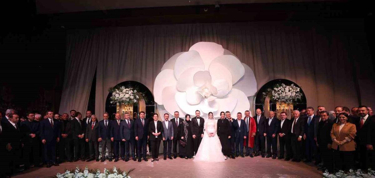 Nikah Töreni Siyaset Camiasını Bir Araya Getirdi