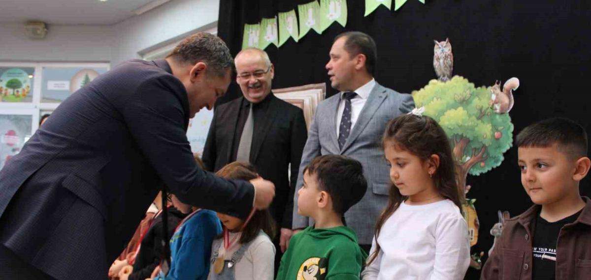 Ödemiş’te Minik Öğrencilere Kitap Kurdu Madalyası