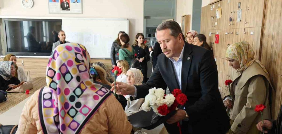 Öğretmenler 81 İlde Bayraklarla Ders Başı Yaptı