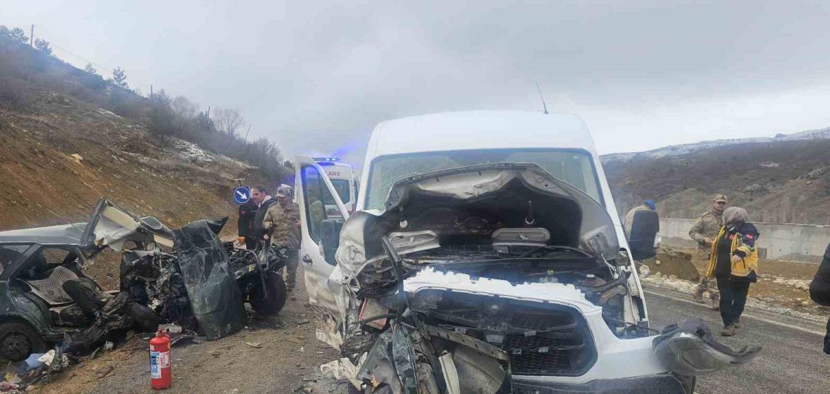 Öğretmenleri Taşıyan Servis ile Otomobil Çarpıştı: 1 Ölü, 2’si Ağır 10 Yaralı