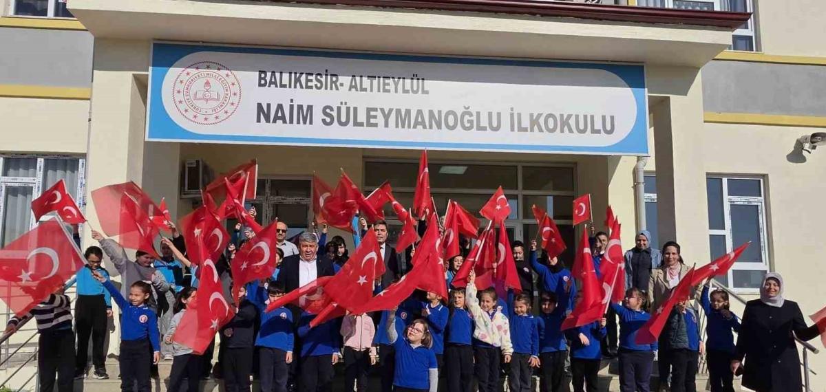 Okullarda Türk Bayraklı Tören