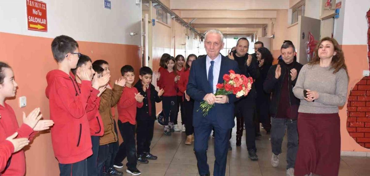 Ömrünün 46 Yılını Öğrencilerine Adadı: Emekli Olan Öğretmene Duygusal Veda