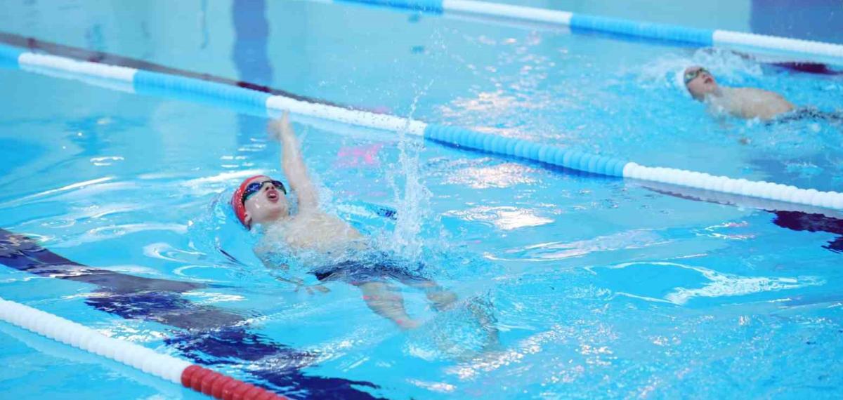 Osmangazi Yüzme Şenliği’nde Kazananlar Kupalarını Aldı