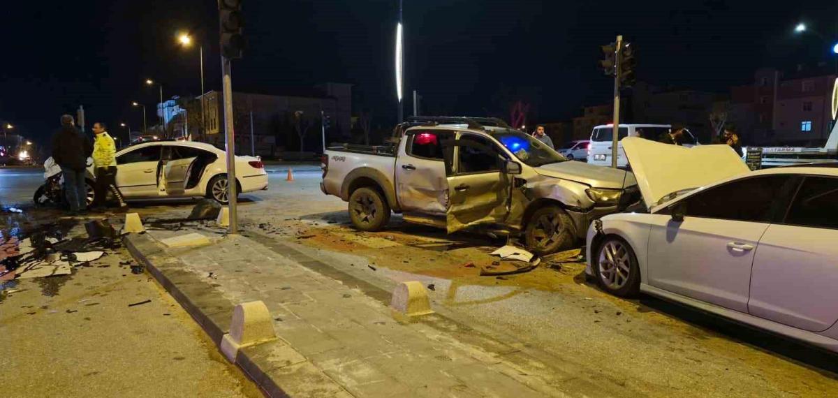 Pikap ile Otomobilin Çarpıştığı Kazada Ortalık Savaş Alanına Döndü: 6 Yaralı