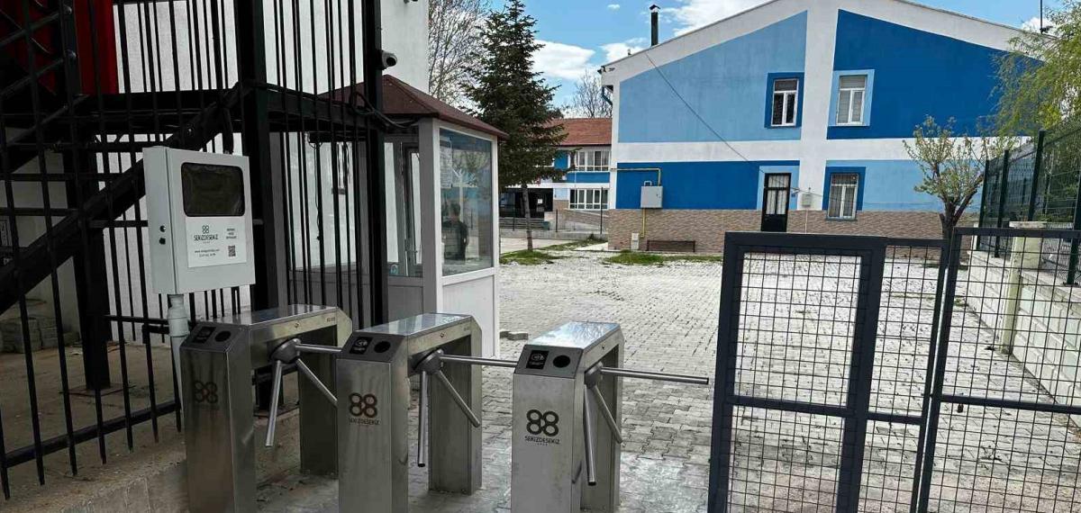 Pilot Okulda Uygulanan Turnike Sistemiyle Şiddet ve Devamsızlık Tarihe Karıştı