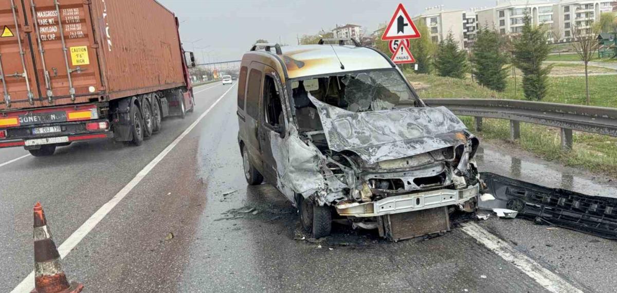 Polis Kontrol Noktasına Metreler Kala Faciadan Dönüldü, Yanan Araçtan Sürücü Son Anda Kurtarıldı