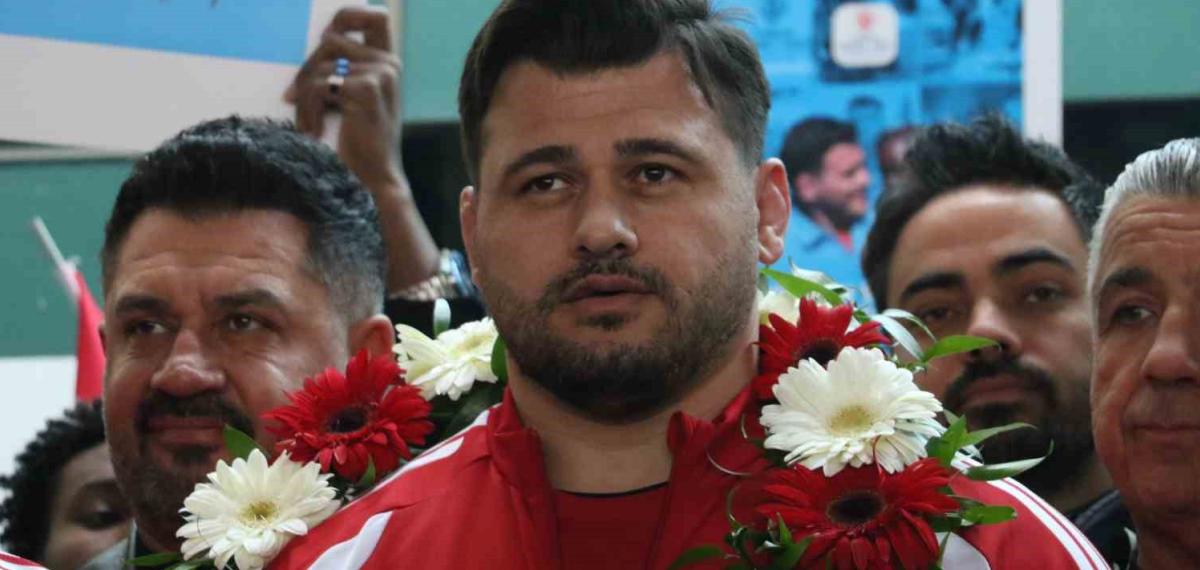 Rıza Kayaalp ve Güreş Milli Takımı Yurda Döndü