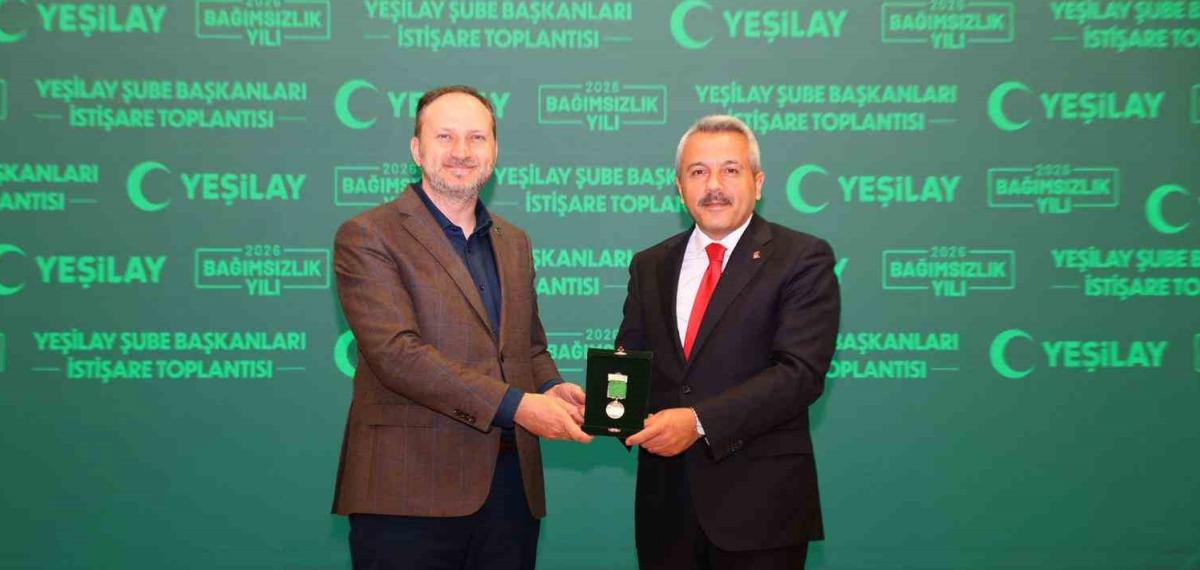 Rize Valisi Baydaş’a Yeşilay’dan ’Bağımsızlık Neferleri Üstün Hizmet Madalyası’