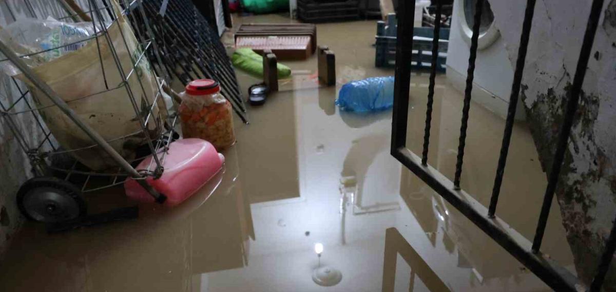 Sağanak ve Dolu Sonrası Bodrum Katını Su Bastı: Eşyalarının Üzerine Basarak İçeri Girdiler