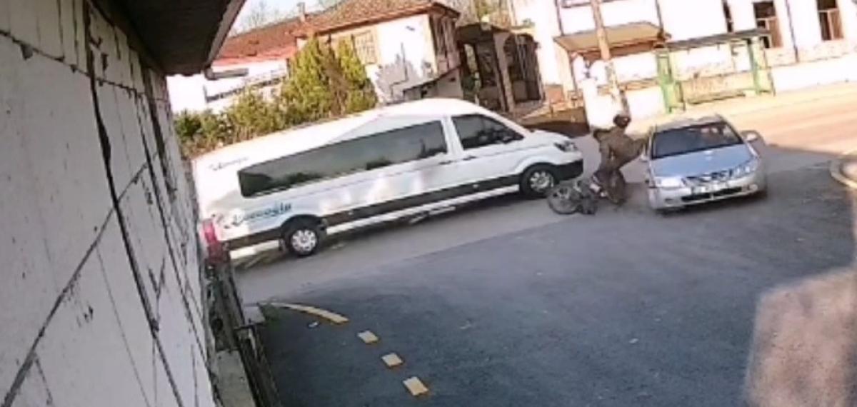 Sağdan Sollayan Motosikletli Otomobile Çarptı: Kaza Anı Kameraya Yansıdı