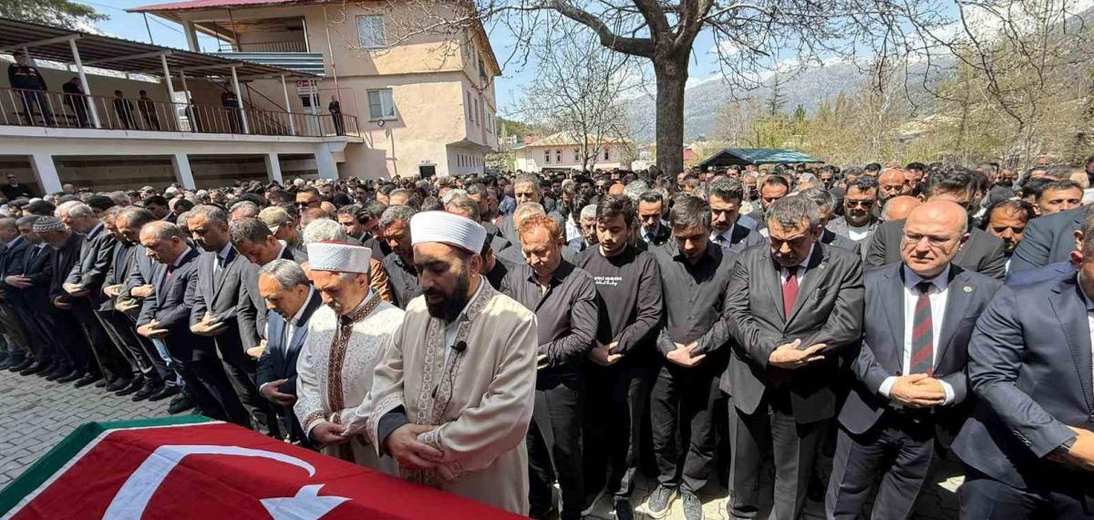 Saldırıda Öğrencilerine Siper Olan Öğretmen, Gözyaşlarıyla Son Yolculuğuna Uğurlandı