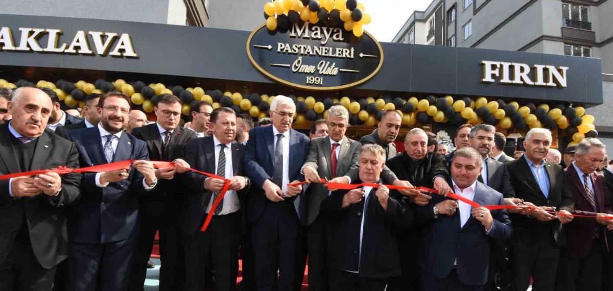 Sanatçi İsmail Türüt Erzurum’da Pastahane Açılışına Katıldı