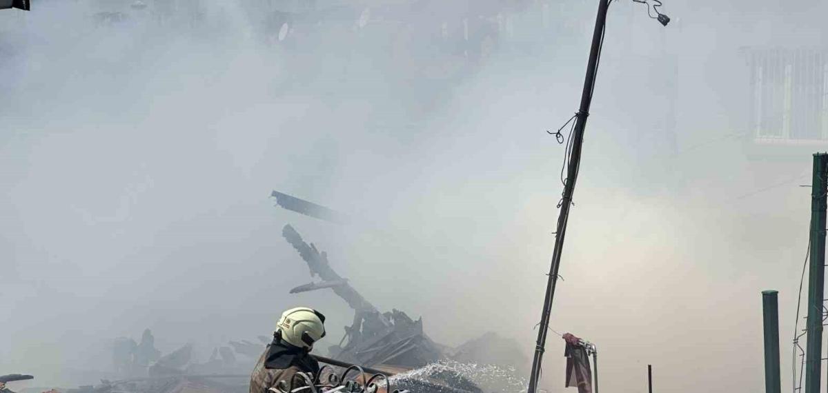 Sarıyer’de Alev Alev Yanan Gecekondu Kullanılamaz Hale Geldi