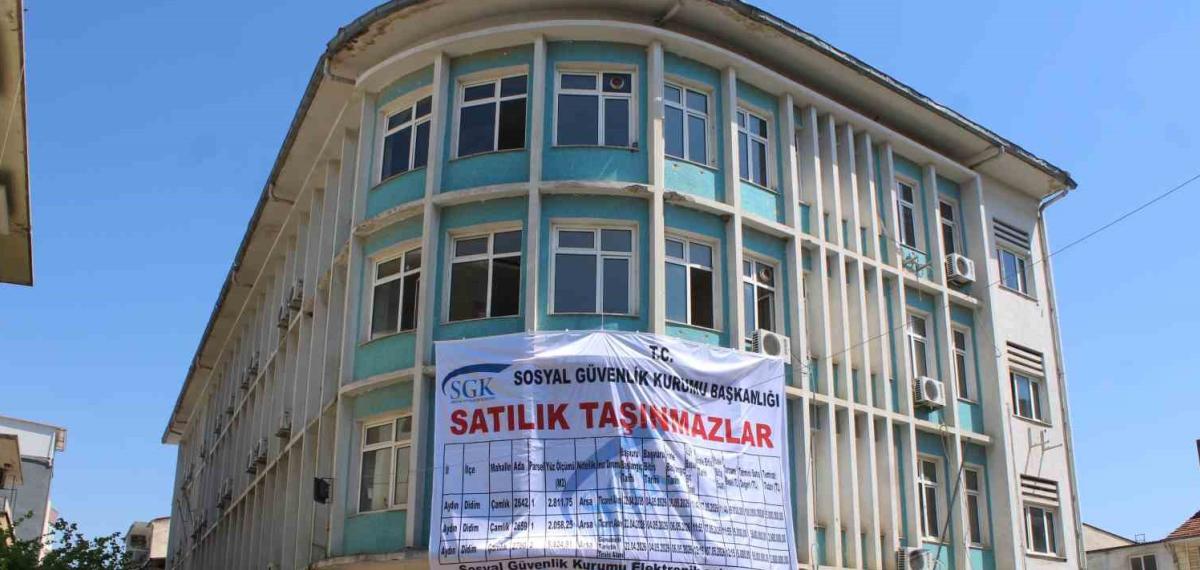 Sgk’nın Şehir Merkezindeki Tescilli Binası İlan Panosuna Döndü