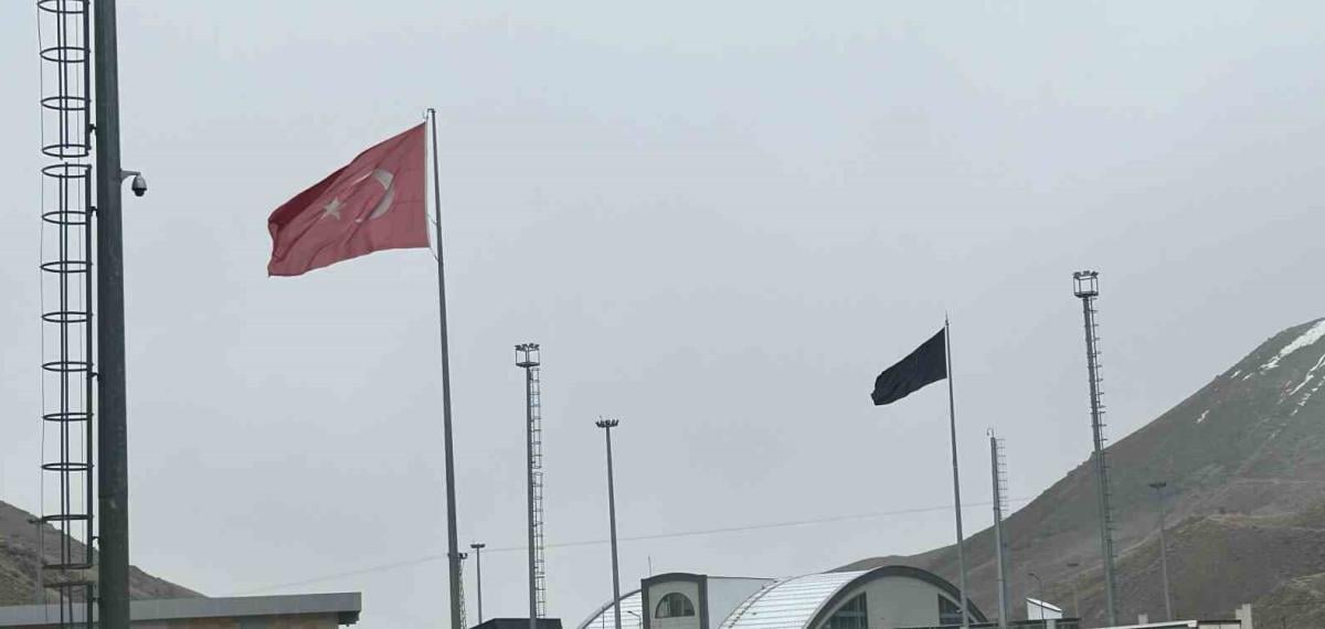 Sınır Kapılarında Sevkiyatlar Koordineli, Yolcu Geçişleri Kontrollü Sürdürülüyor