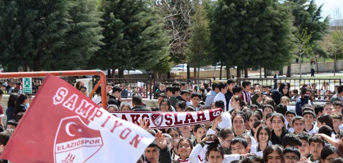 Takım Kaptanına Sarılmak İçin Gözyaşı Döken Öğrenciye Anlamlı Jest