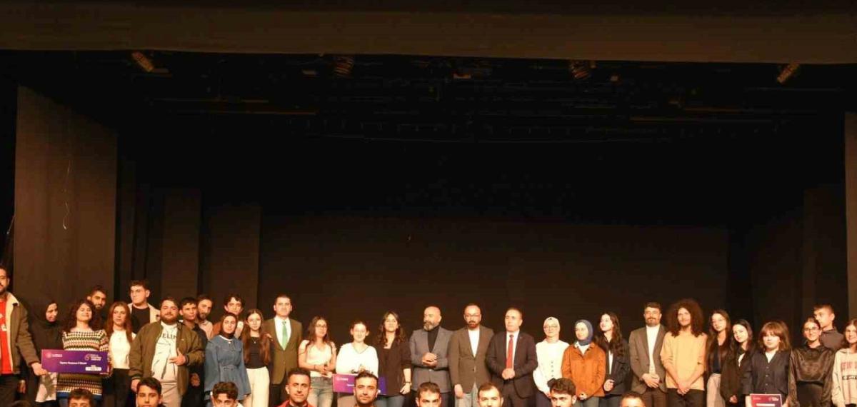 Tiyatro Yarışmasında İpi Demir Ateşi Göğüsledi