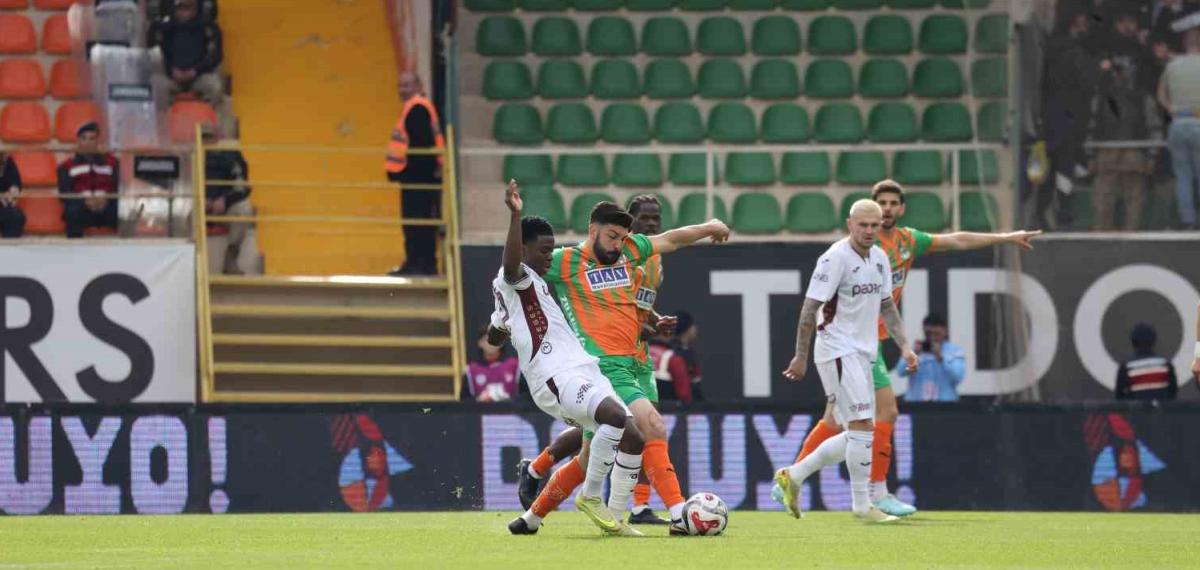Trendyol Süper Lig: Corendon Alanyaspor: 0 Trabzonspor: 0  (İlk Yarı)