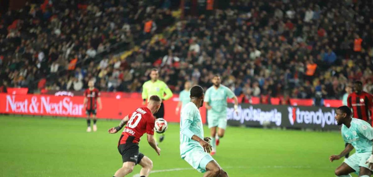 Trendyol Süper Lig: Gaziantep Fk: 2 – Kayserispor: 0 (İlk Yarı)